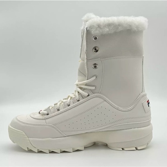 White boots good for winter and will keep your toes warm and comfortable - Picture 2 of 4